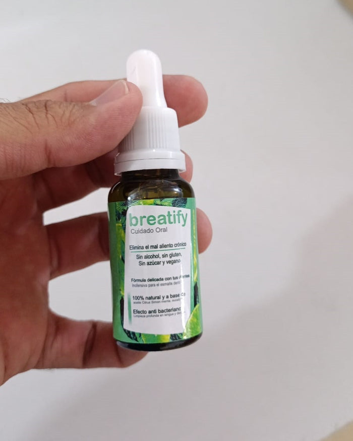 Frasco real Breatify en la mano