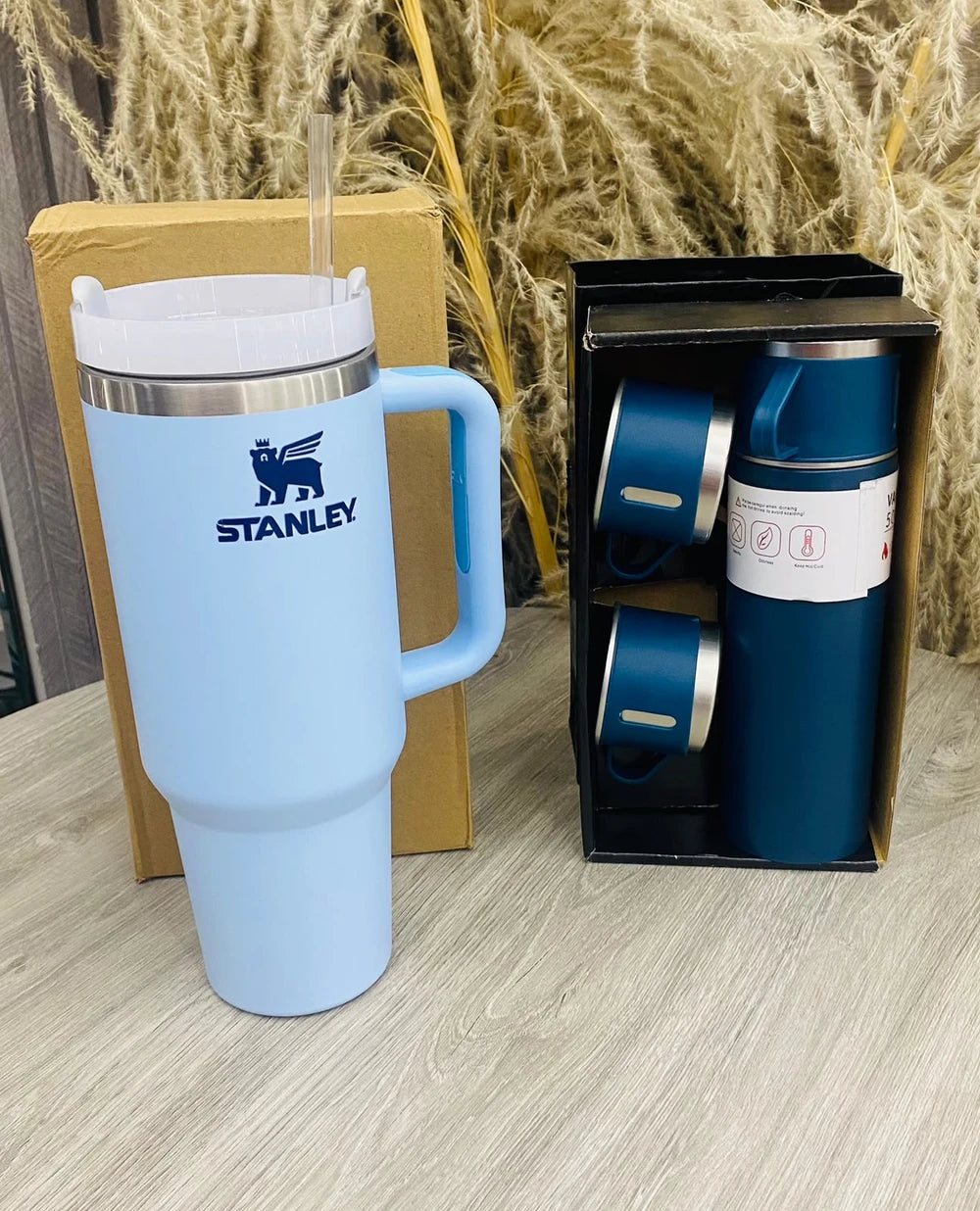 Termo Stanley 40 OZ Celeste con set de 3 pocillos azul oscuro