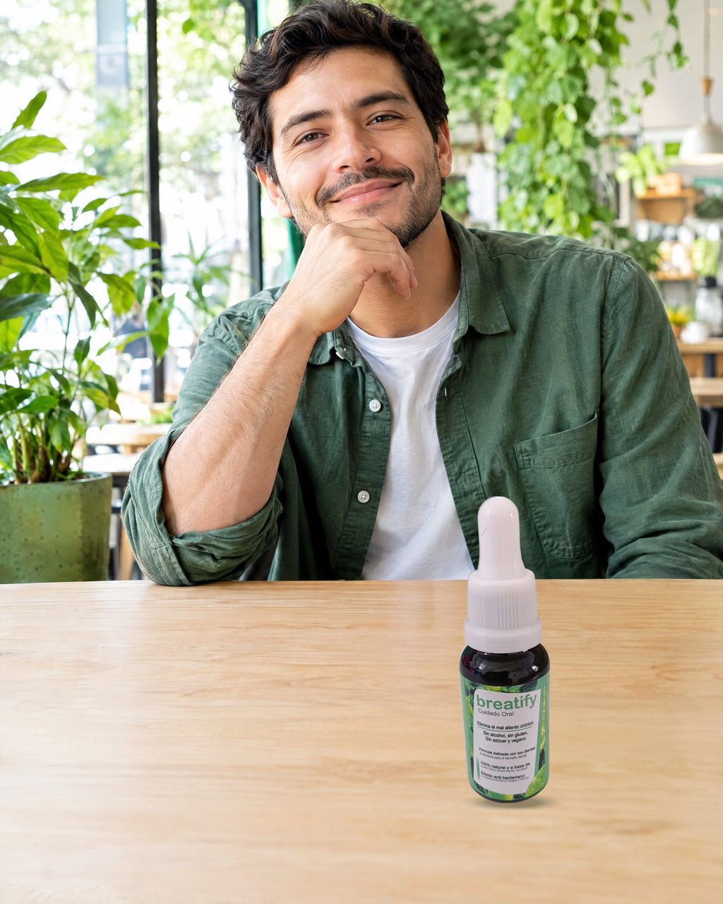 Hombre sonriendo con el frasco Breatify sobre la mesa