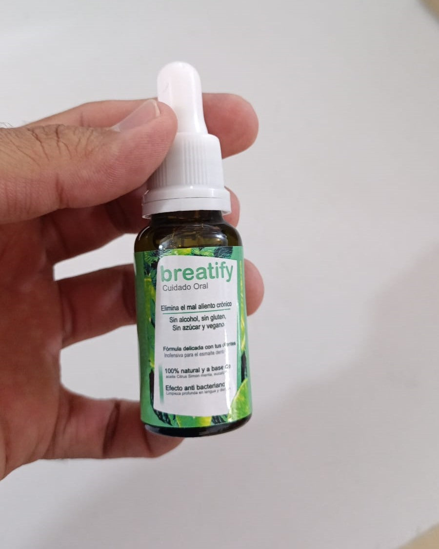 Frasco Breatify real de 20 ml en la mano